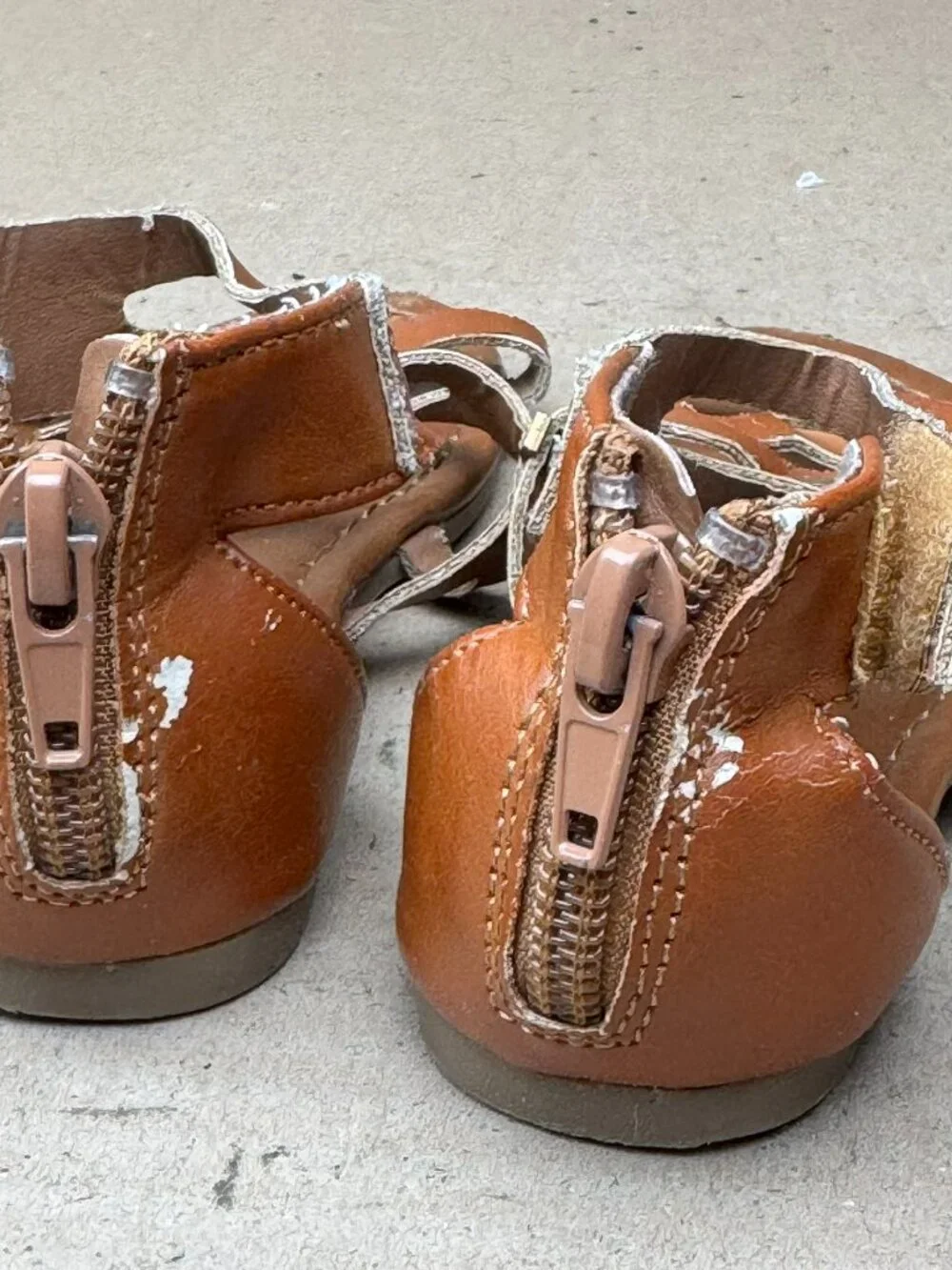 Steve Madden Girls Brown Gladiator Sandals Size 8 damage